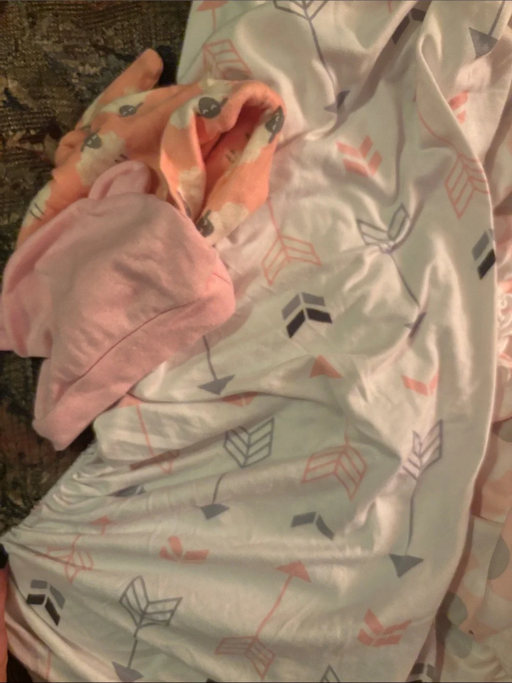 4 diff patterned baby girl crib & pac n play fitted sheets- never used , 2 hats